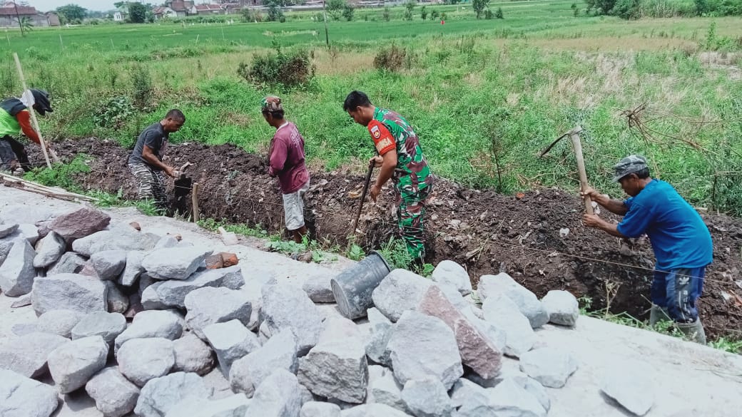 Kemanunggalan TNI Dan Rakyat, Babinsa Wonosari Bantu Buat Talud Desa Binaan
