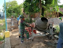 Semangat Gotong Royong, Babinsa Wonosari Cor Jalan Desa Bersama Warga