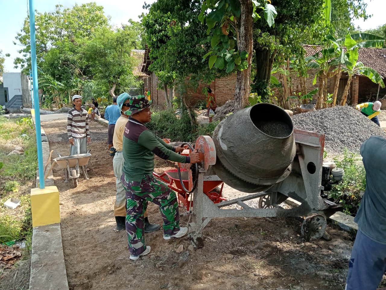 Semangat Gotong Royong, Babinsa Wonosari Cor Jalan Desa Bersama Warga