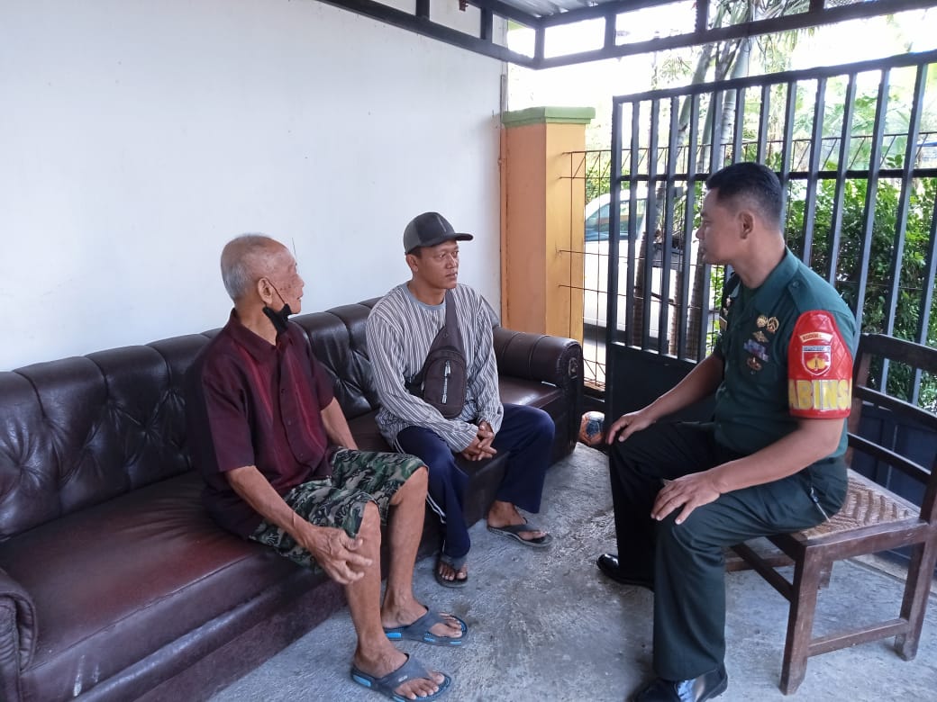 Jaga Silaturahmi, Babinsa Ceper Bincang Santai Dengan Warga Binaan