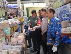 Jelang Nataru, Babinsa Wonosari Dampingi Cek Harga Sembako