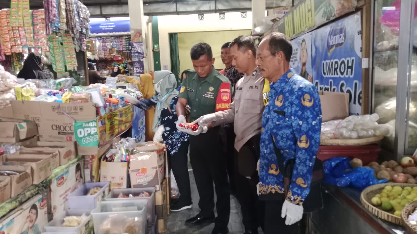 Jelang Nataru, Babinsa Wonosari Dampingi Cek Harga Sembako