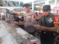 Babinsa Prambanan Dampingi Tim Puskesmas Sidak Pangan Jelang Nataru