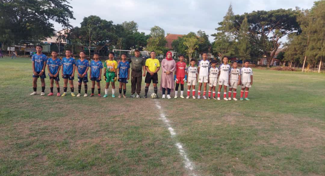 Danramil Prambanan Serahkan Trophy Turnamen Sepak Bola Piala Askab