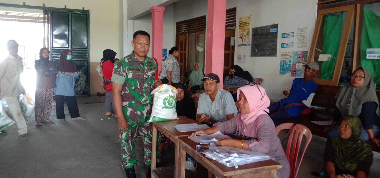 Pemdes Gunting Salurkan Bantuan Pangan Dari BPN, Babinsa Wonosari Amankan Distribusinya