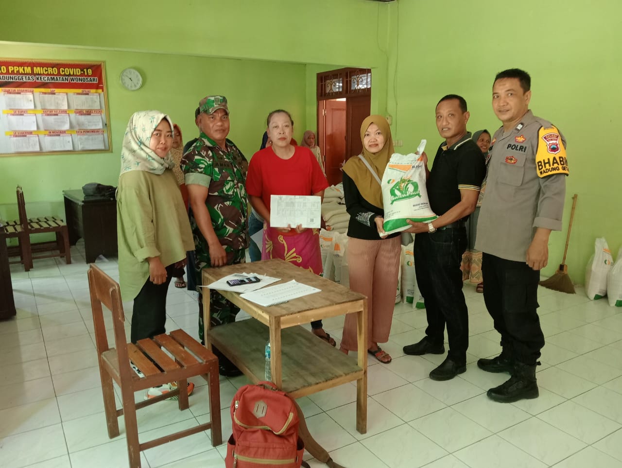 Babinsa Wonosari Monitoring Penyaluran Paket Beras BPN