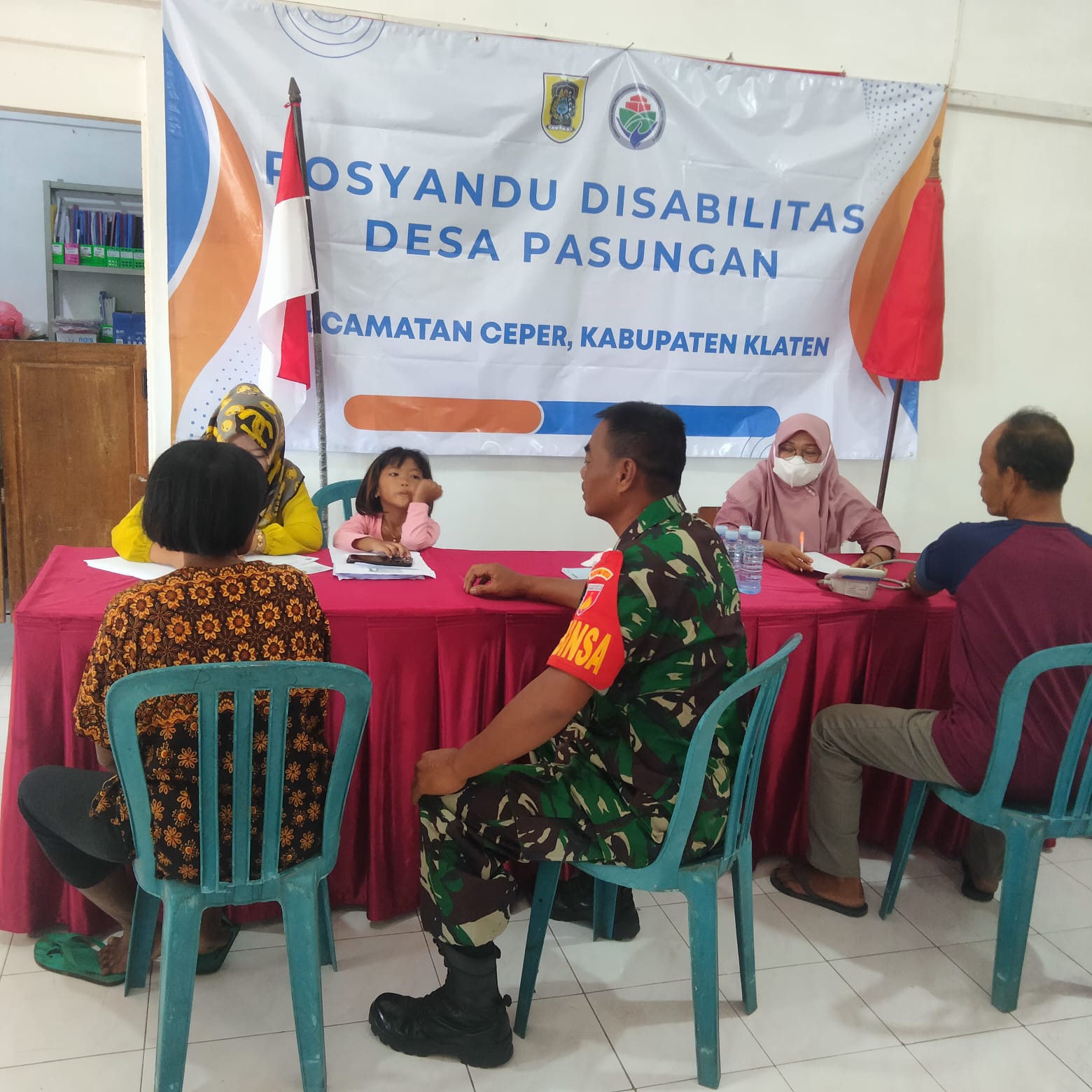 Babinsa Koramil 23/Ceper Dampingi Petugas Puskesmas Gelar Posyandu
