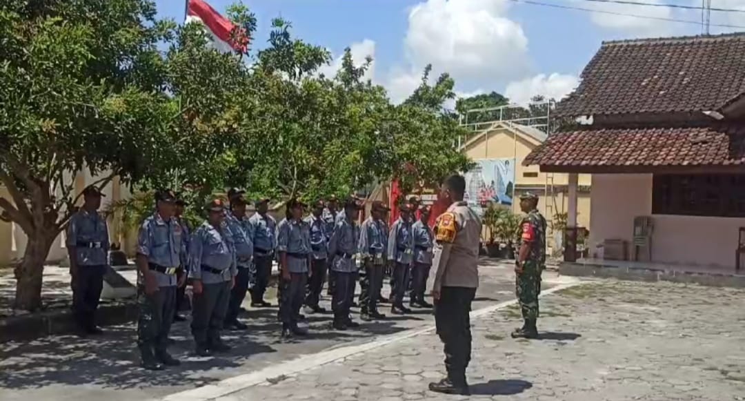 Tingkatkan Kemampuan, Babinsa Dan Bhabinkamtibmas Latih Linmas Desa Binaan