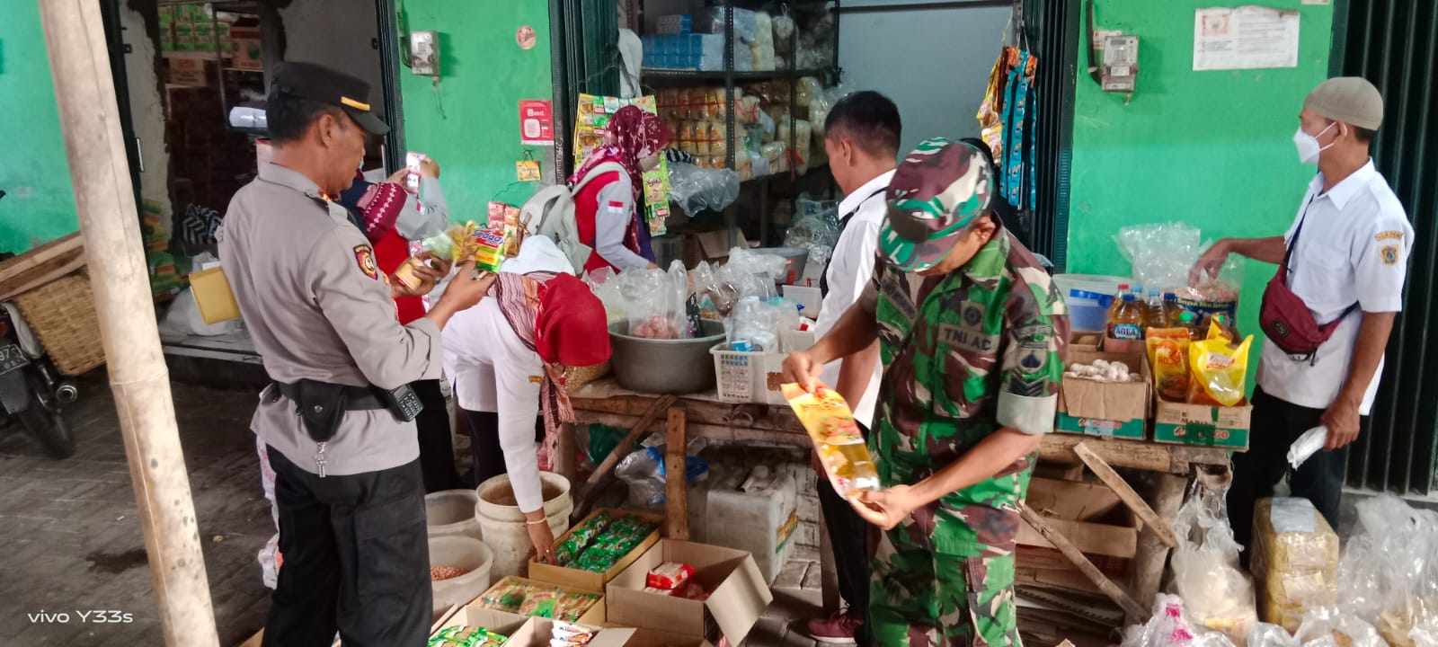 Anggota Koramil Karangdowo Bersama Muspika Sidak Pasar Jelang NATARU