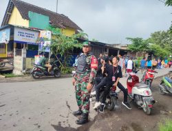 Jalan Sehat Karang Taruna Desa Kujon, Babinsa Ceper Lakukan Pengamanan