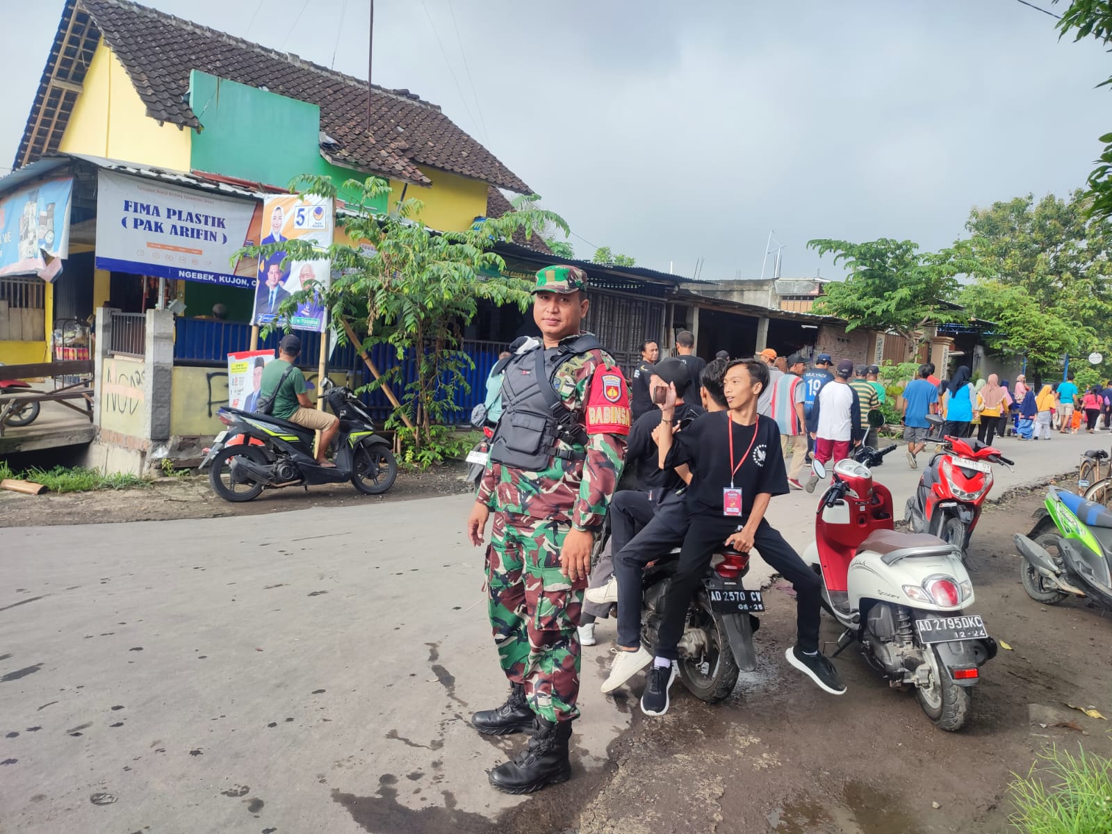 Jalan Sehat Karang Taruna Desa Kujon, Babinsa Ceper Lakukan Pengamanan