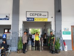 Babinsa Ceper Bersama Bhabinkamtibmas Amankan Arus Balik Di Stasiun Kereta Api Ceper