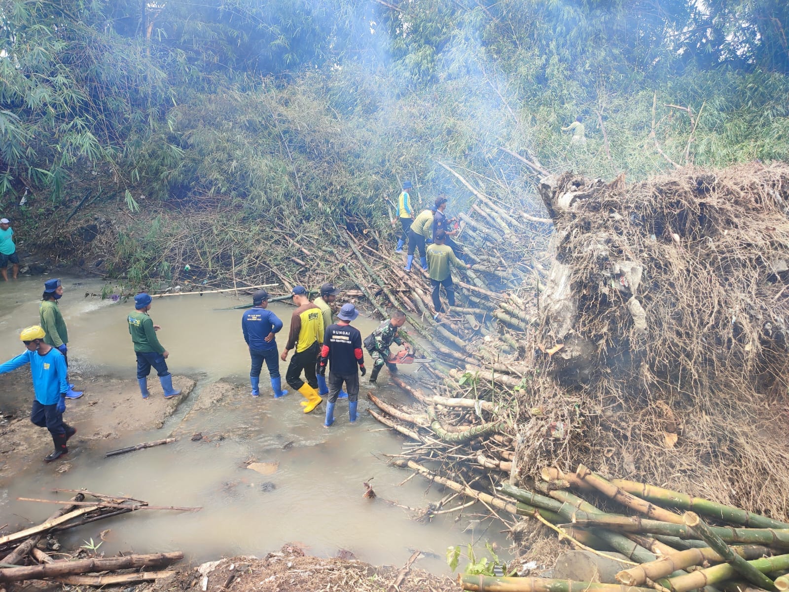 Cegah Banjir, Babinsa Koramil Ceper Bersama Relawan Dan Warga Bersihkan Sungai Batur