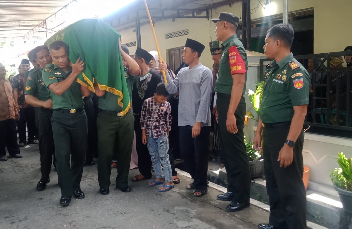 Turut Berbelasungkawa, Koramil 17/Karangdowo Takziah Ke Rumah Duka Warga Binaan