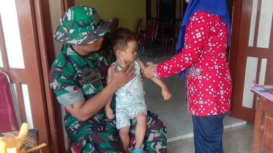 Babinsa Koramil 23/Ceper Dampingi Bidan Desa Kurung Gelar Posyandu