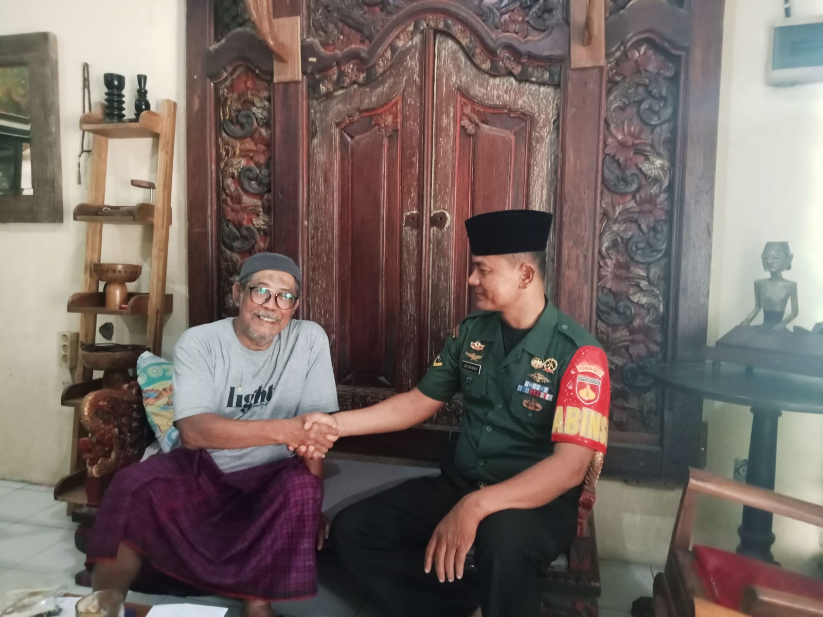 Sambang Warga, Babinsa Koramil Ceper Datangi Tokoh Masyarakat