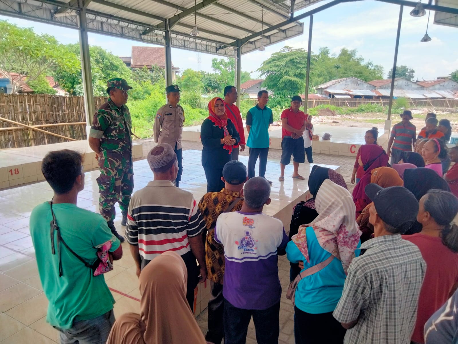 Bati Tuud Koramil Wonosari Bersama Camat Wonosari Datangi Pasar Desa Teloyo