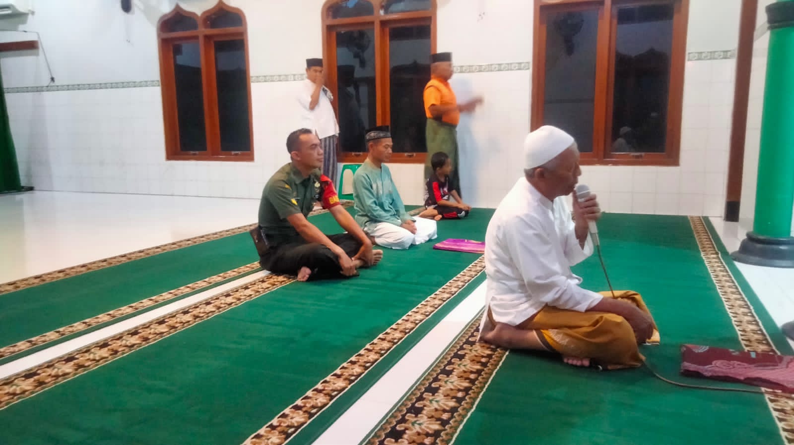 Sholat Subuh Berjamaah, Ajang Silaturahmi Babinsa Dengan Masyarakat