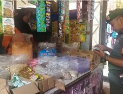 Pantau Harga Kebutuhan Pokok, Babinsa Koramil Prambanan Cek Harga Sembako Pasar Desa Binaan