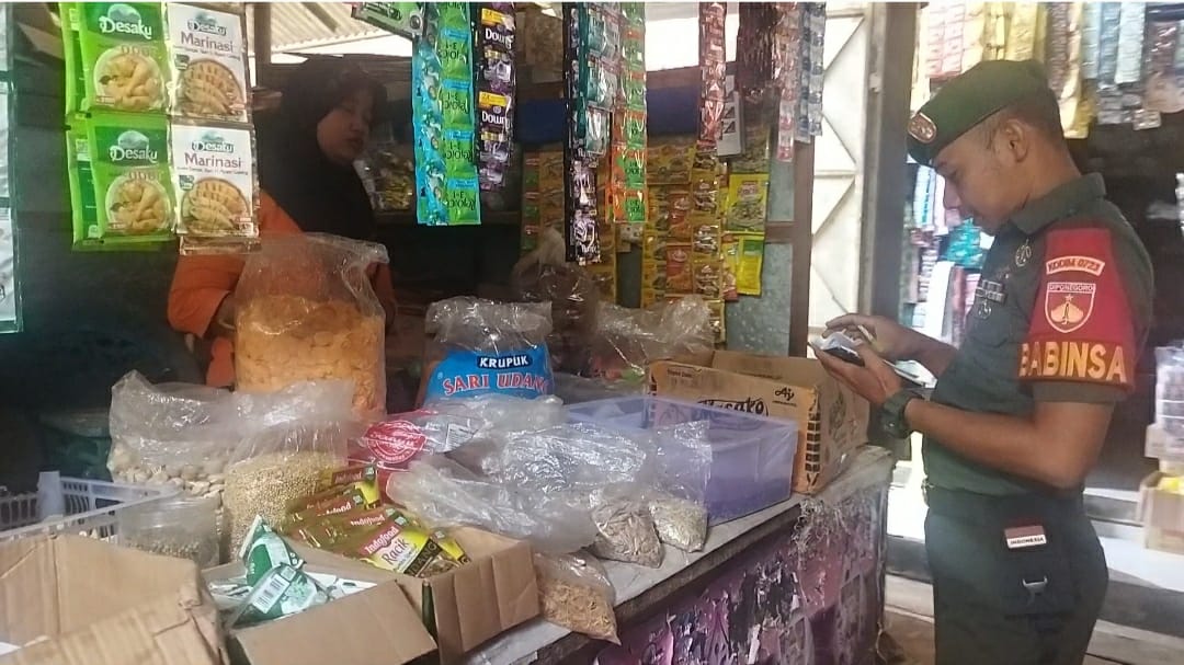 Pantau Harga Kebutuhan Pokok, Babinsa Koramil Prambanan Cek Harga Sembako Pasar Desa Binaan