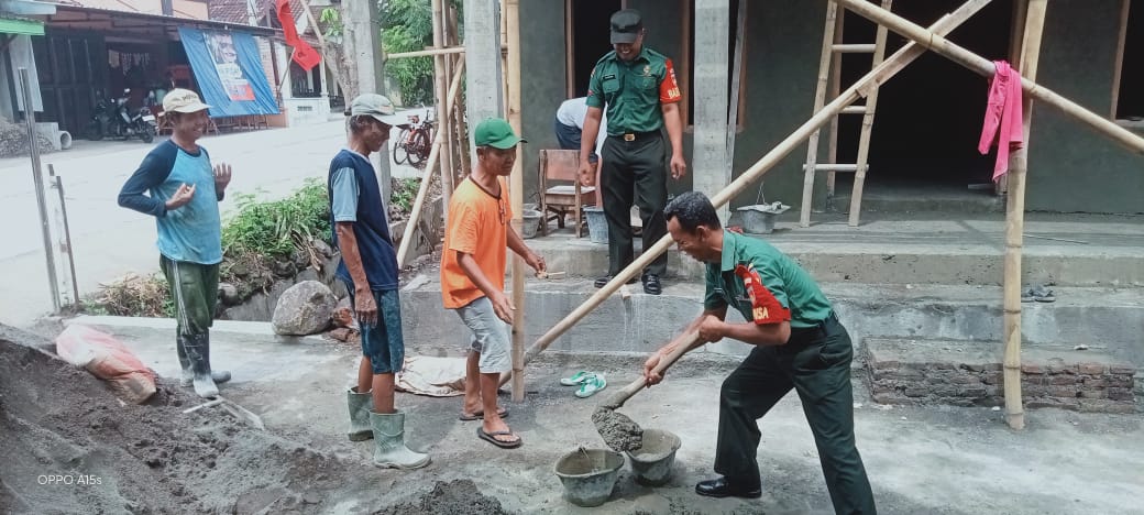 Wujudkan Kemanunggalan TNI dan Rakyat, Babinsa Wonosari Bantu Rehab Mushola Desa Binaan