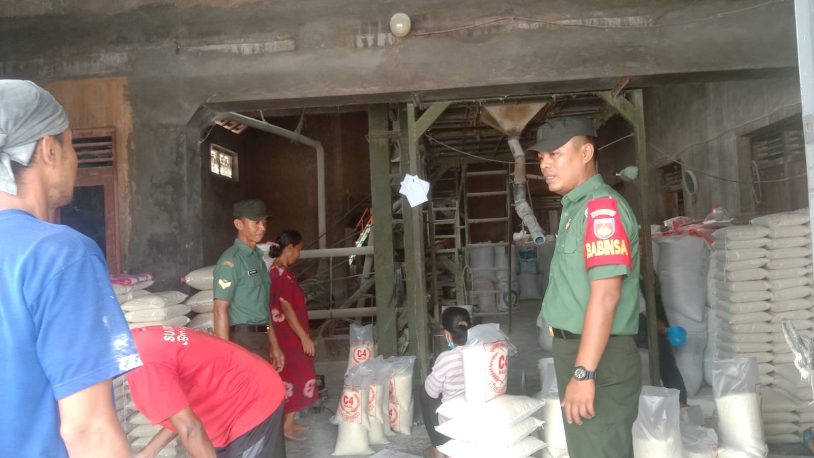 Jaga Ketahanan Pangan, Babinsa Wonosari Cek Gudang Beras Desa Binaan