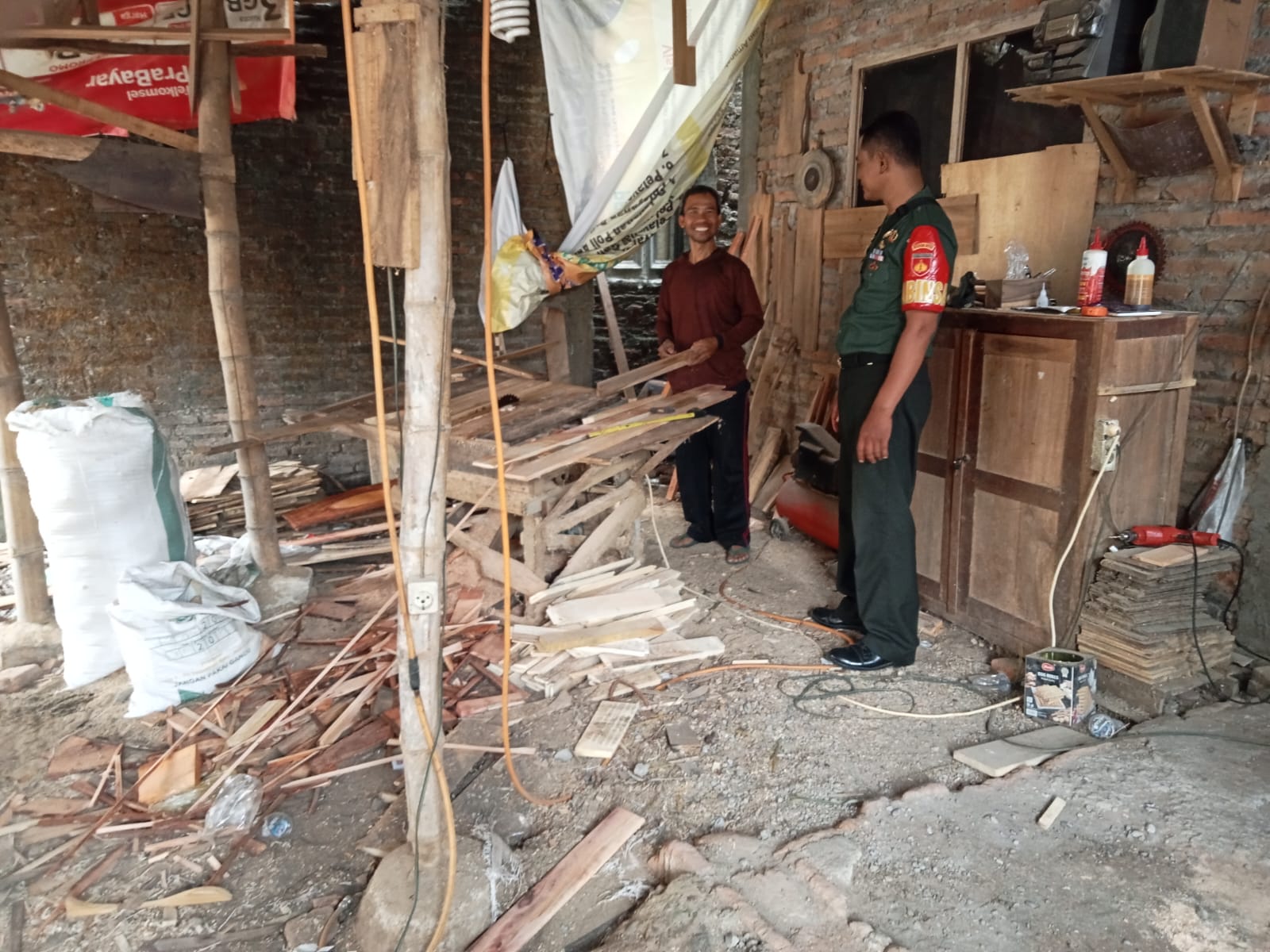 Sambangi Pengrajin Kayu, Babinsa Ceper Ingatkan Ini