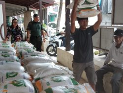 Babinsa Koramil 23/Ceper Pantau Pendistribusian Bantuan Beras