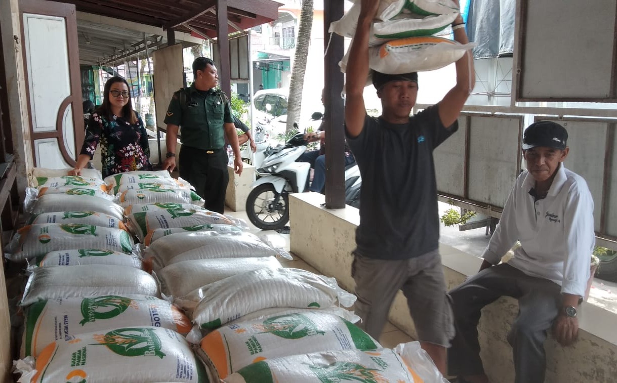 Babinsa Koramil 23/Ceper Pantau Pendistribusian Bantuan Beras