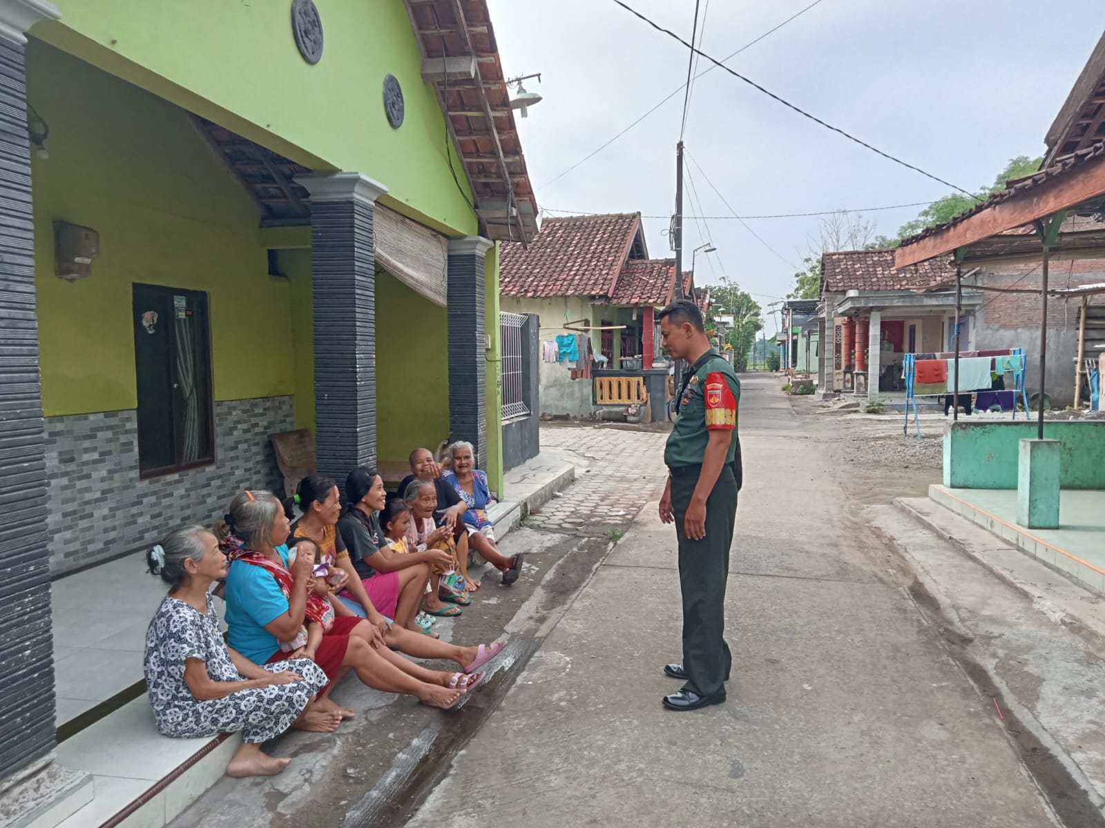 Ciptakan Lingkungan Asri, Babinsa Ceper Himbau Jaga Kebersihan Lingkungan