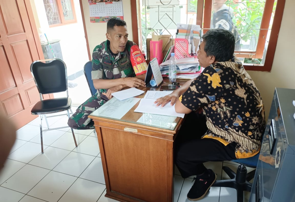 Babinsa Klaten Utara Jalin Komunikasi Bersama Petugas PPL Tingkatkan Hasil Pertanian