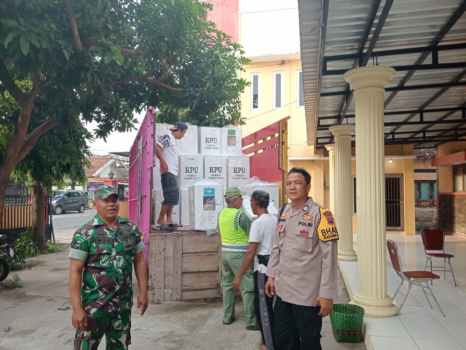 Babinsa Wonosari Bersama Bhabinkamtibmas Amankan Penyerahan Logistik Pemilu Wilayah Kecamatan Wonosari