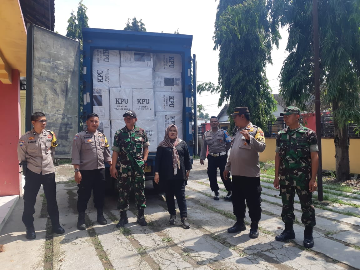 Koramil 22 Wonosari Bersama Polsek Amankan Distribusi Logistik Pemilu Ke KPU Kabupaten Klaten