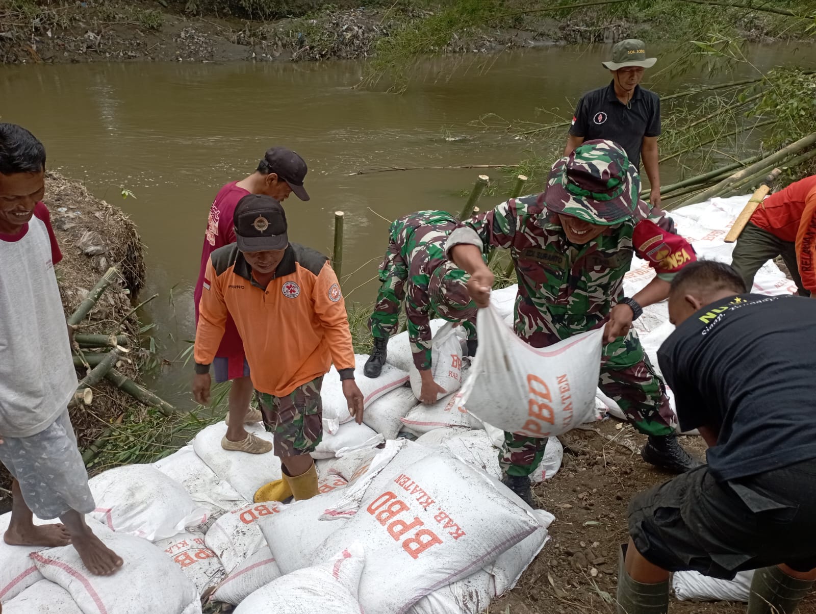 Perbaiki Tanggul Dan Pembersihan Rumpun Bambu, Koramil 20/Cawas Lakukan Gotong Royong