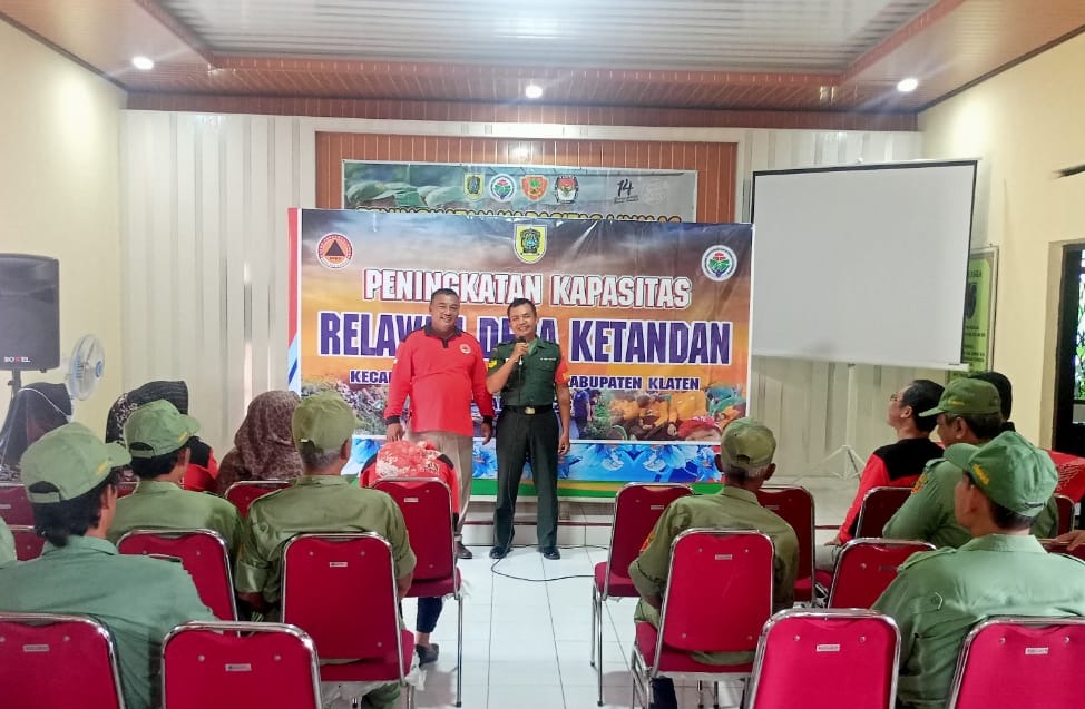 Sinergi Dalam Keamanan, Babinsa Koramil Klaten Utara Beri Pembinaan Dan Pembekalan Satlinmas