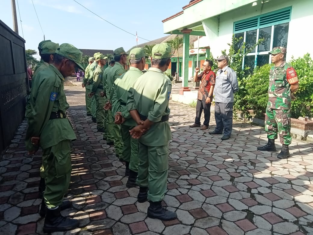 Wujudkan Pemilu Damai, Babinsa Wonosari Beri Pembekalan Linmas Desa Sekaran