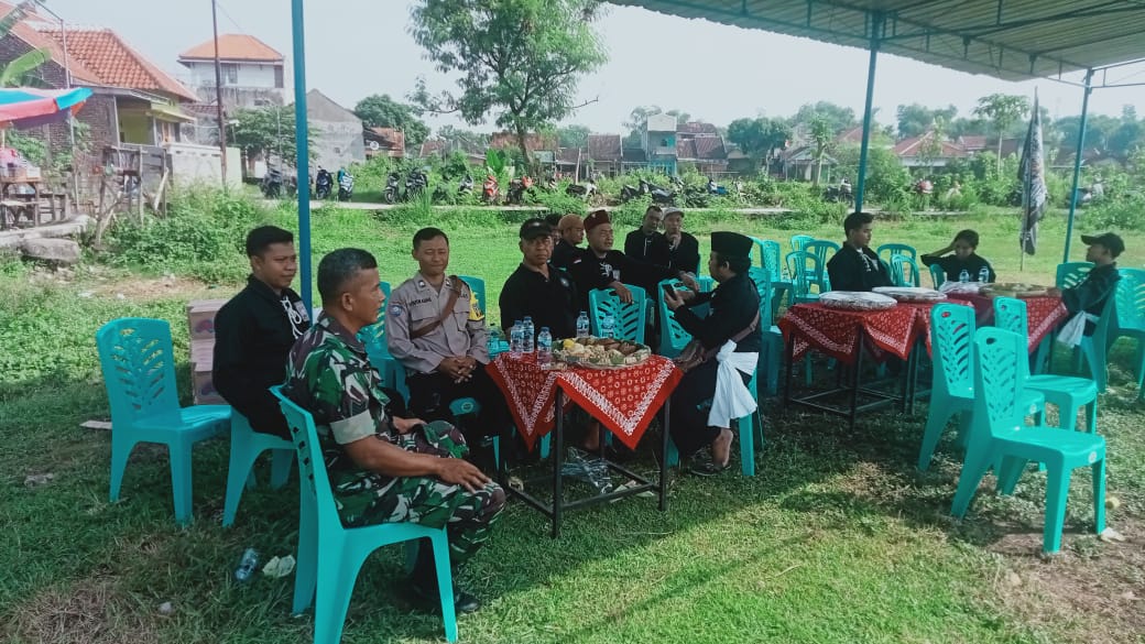 Bersama Bhabinkamtibmas, Babinsa Wonosari Pantau Ujian Kenaikan Sabuk PSHT Ranting Wonosari