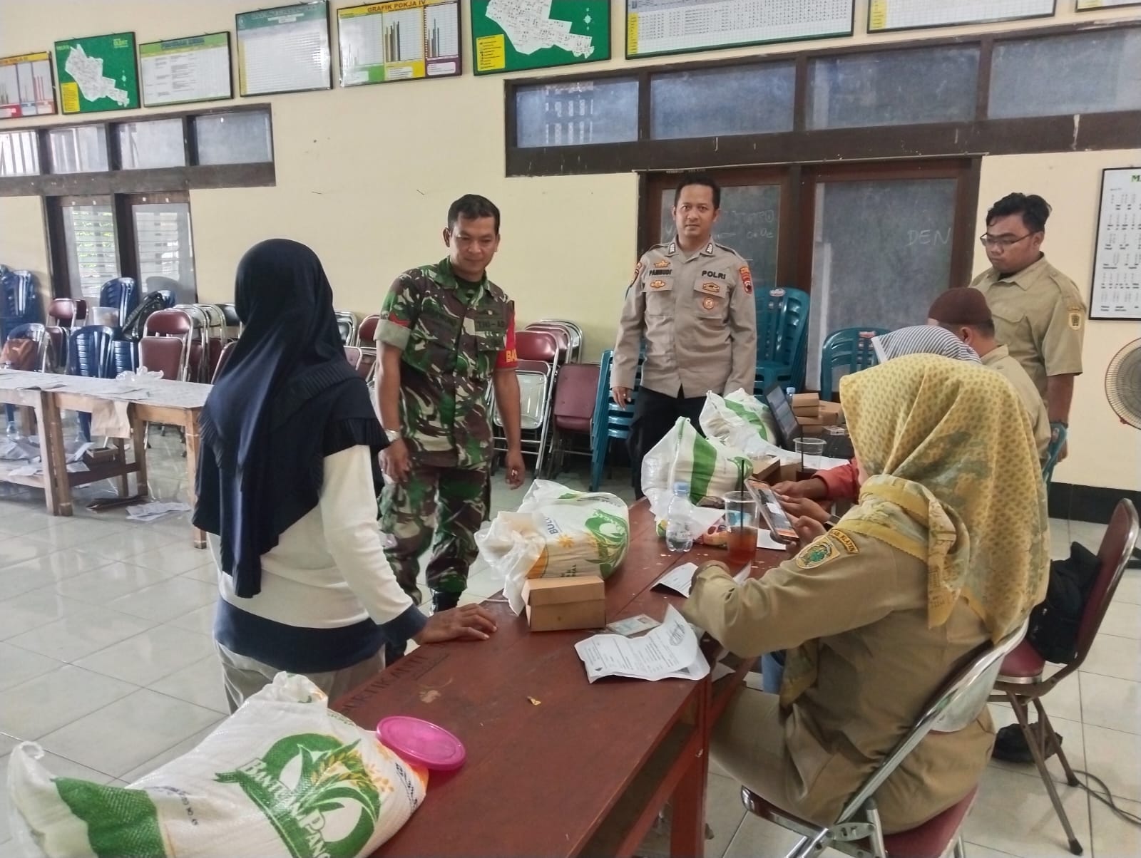 Distribusi Bantuan Pangan Di Desa Ngawonggo Babinsa Koramil Ceper Dampingi Penyalurannya