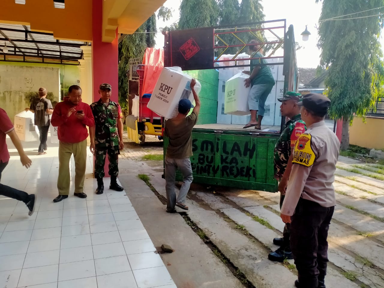 Babinsa Wonosari Bersama Bhabinkamtibmas Amankan Pendistribusian Logistik Pemilu Wilayah Kecamatan Wonosari