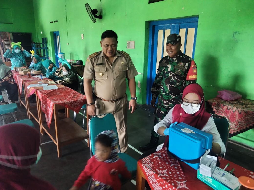 Sukseskan Sub PIN Polio, Babinsa Wonosari Dampingi Pemberian Vaksin Polio Desa Binaan