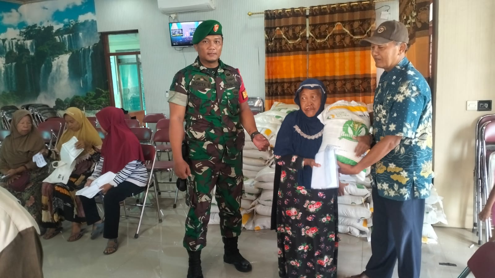 Ada Bantuan Paket Beras Dari BPN, Babinsa Wonosari Dampingi Penyalurannya