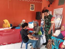 Sukseskan Sub PIN Polio, Babinsa Koramil 23/Ceper Dampingi Pemberian Imunisasi Polio Tahap 2