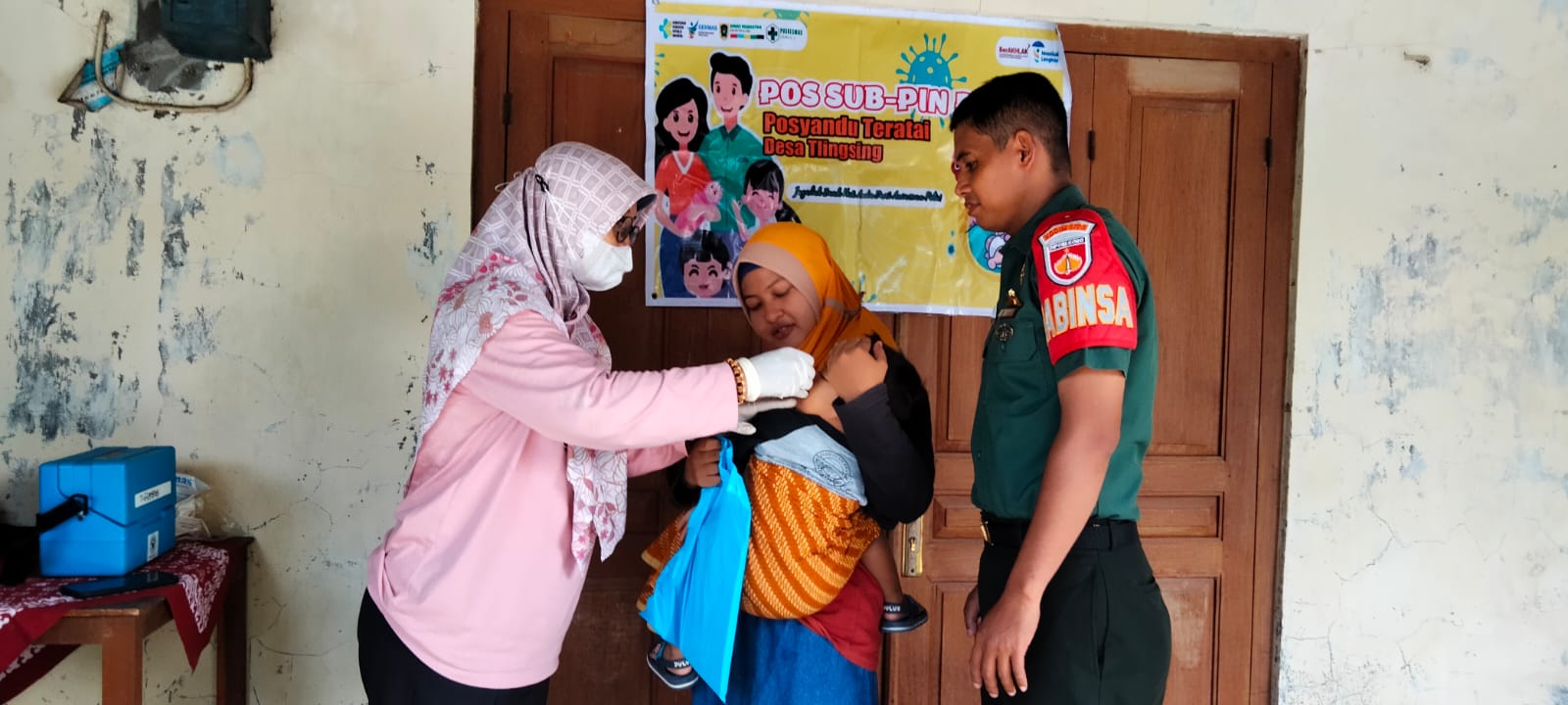 Wujudkan Masyarakat Sehat, Babinsa Cawas Dampingi Sub PIN Polio Tahap II