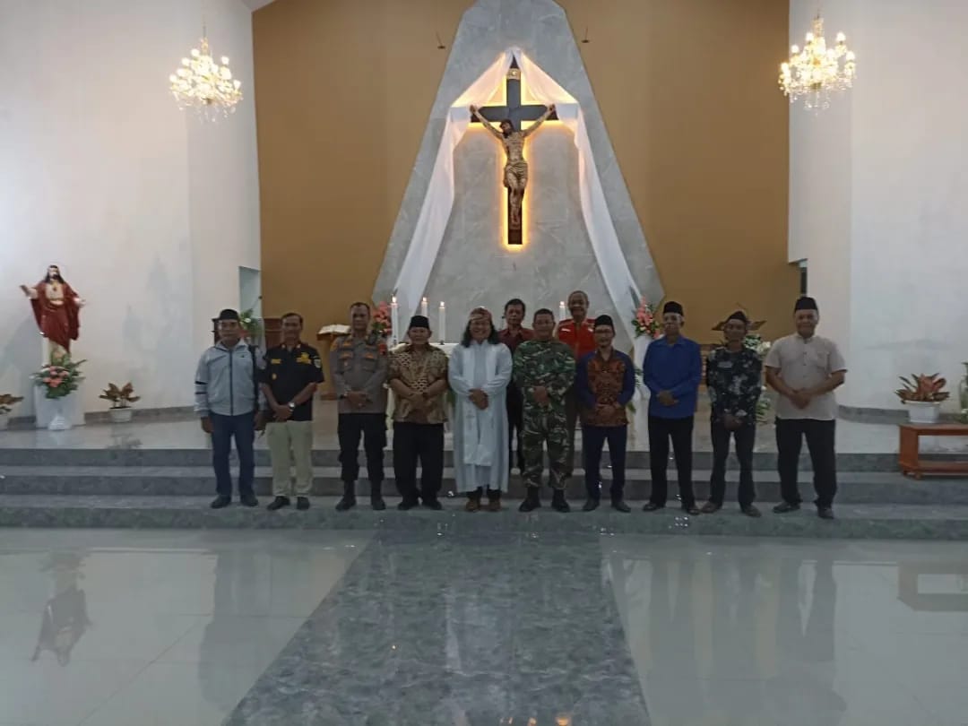 Danramil Prambanan Bersama Forkopimcam Sambangi Perayaan Misa Malam Paskah Gereja Santo Lukas Prambanan