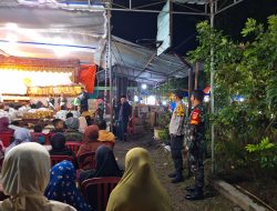 Kegiatan Bersih Desa, Babinsa Ceper Amankan Pagelaran Wayang Kulit Semalam Suntuk