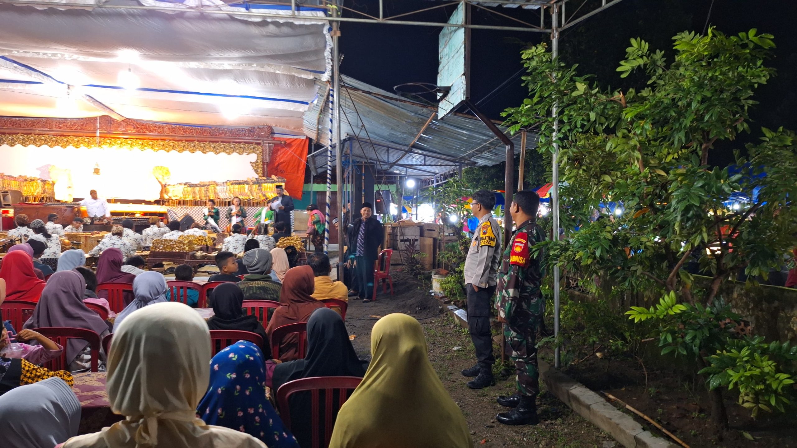 Kegiatan Bersih Desa, Babinsa Ceper Amankan Pagelaran Wayang Kulit Semalam Suntuk