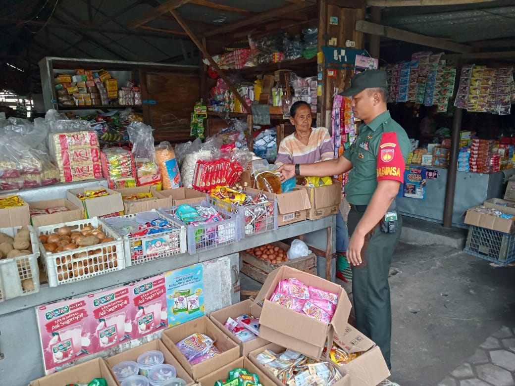 Tersedianya Sembako Di Bulan Puasa, Babinsa Prambanan Cek Harga Dan Pantau Pasar