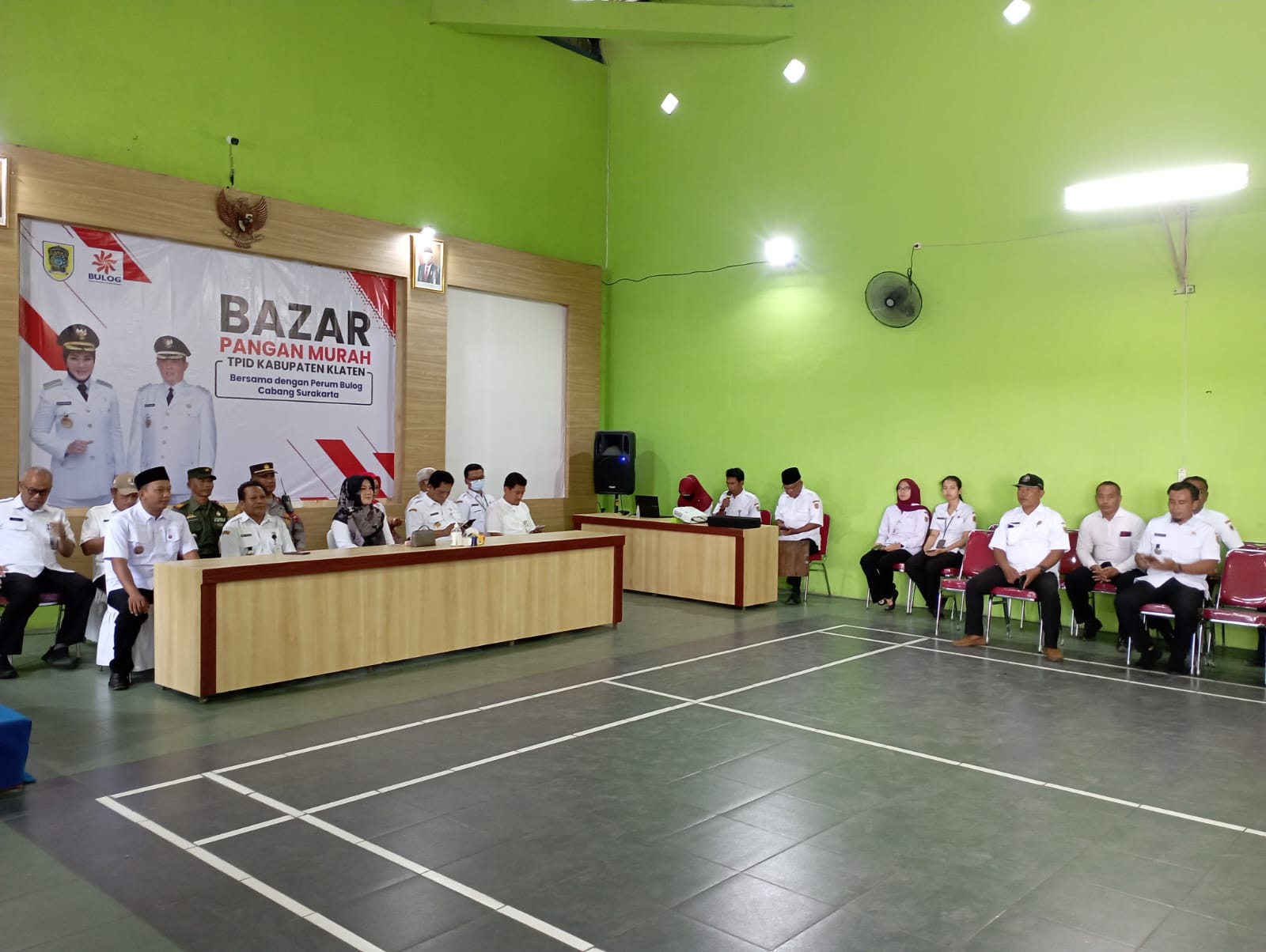 Dampingi Bupati Klaten, Danramil Cawas Hadiri Bazar Pangan Murah Pemda Klaten