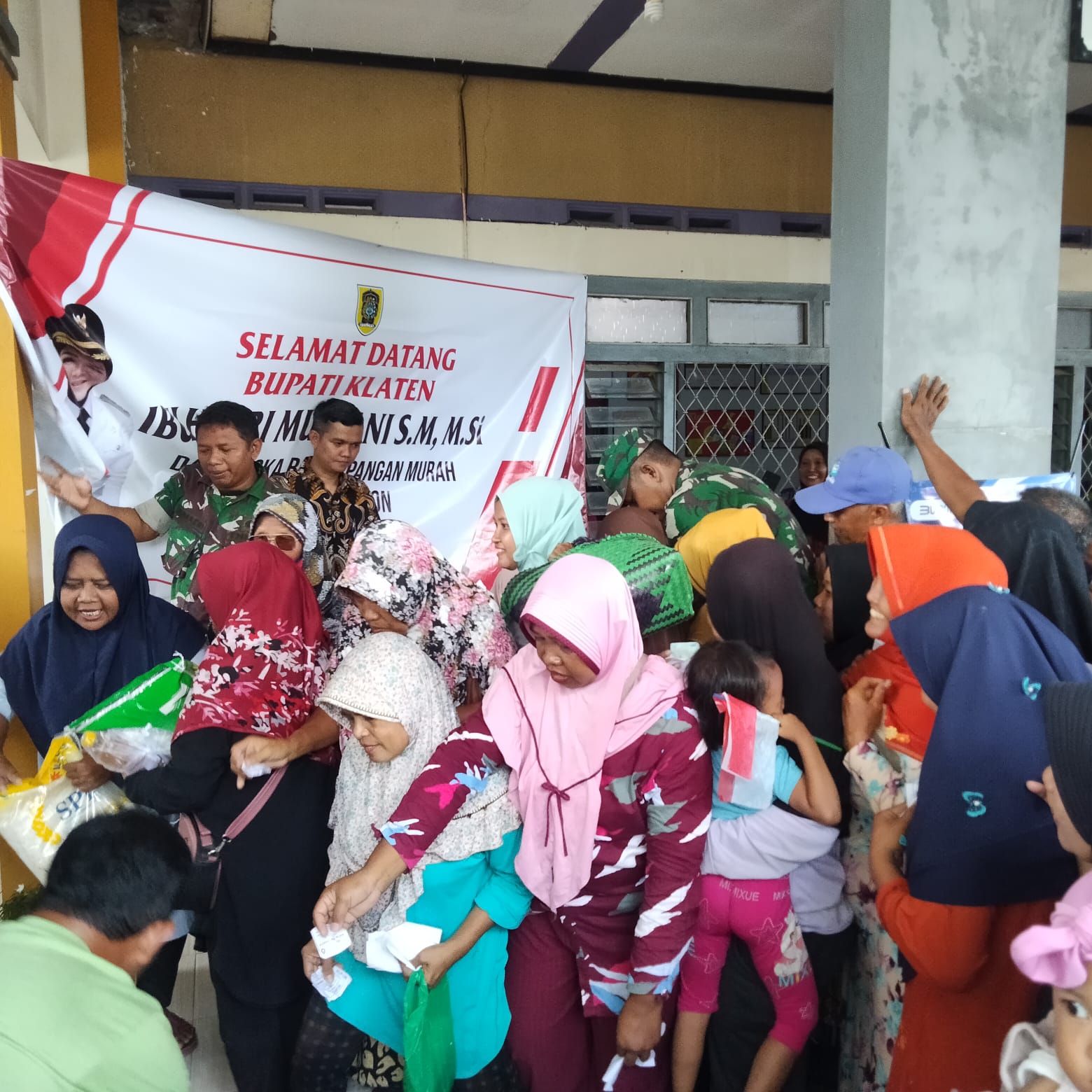 Hadiri Pembukaan Bazar Murah Desa Jambukulon, Ini Kata Danramil 23/Ceper