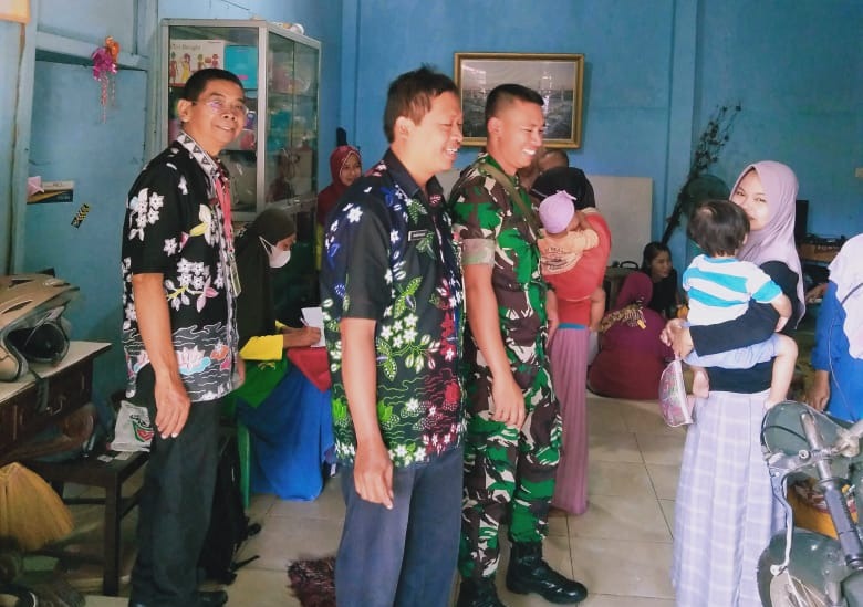 Wujudkan Balita Sehat, Babinsa Klaten Utara Dampingi Pelaksanaan Posyandu Kelurahan Gergunung